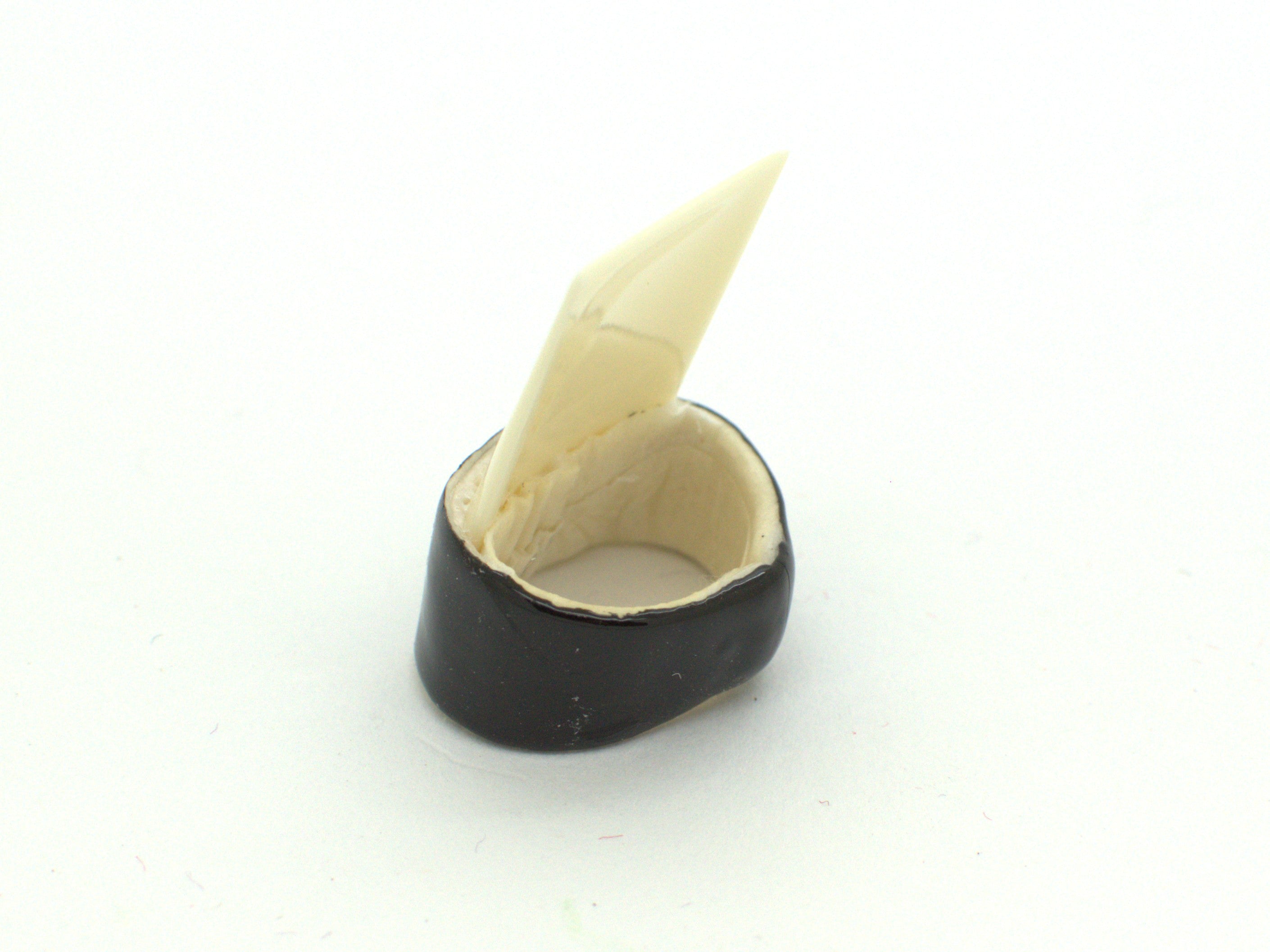 黒エナメル爪皮付 生田流 プラスティック箏爪 （1個） – サトウ楽器